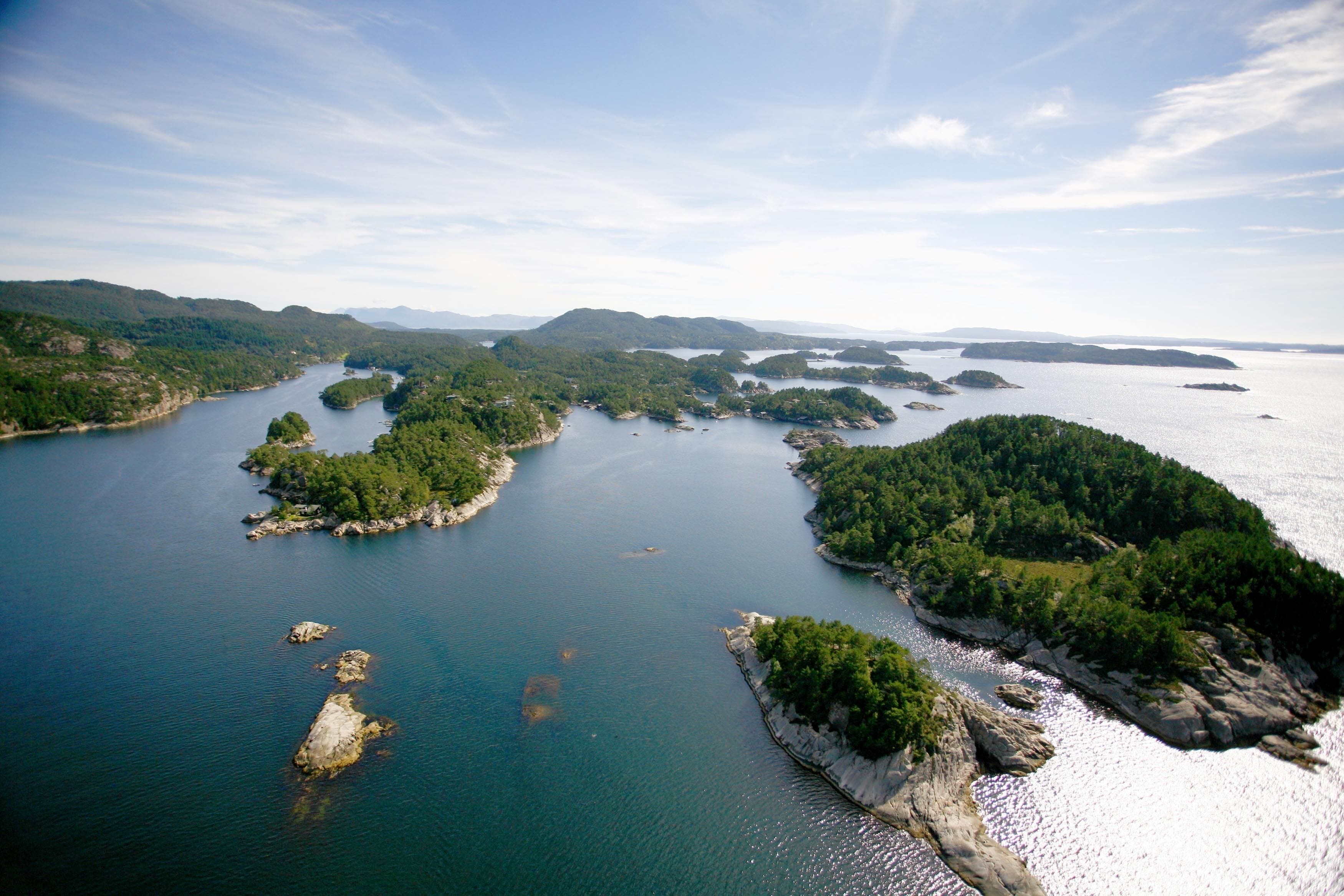Ett flygbildsbild av ett kustområde med flera öar som omges av vatten.