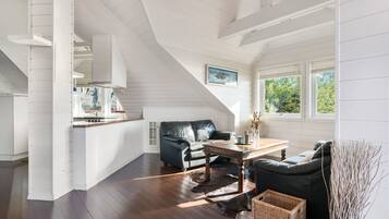 Kondominium Panorama | Area keluarga | Televisi layar datar 50-inci dengan saluran TV digital dan TV