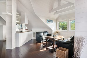 全景公寓客房 | 客廳 | 50 吋平面電視連數碼電視頻道、電視、加熱地板