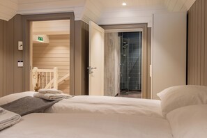Basic Double Room, Courtyard View | Individually decorated, individually furnished, laptop workspace - Villa Oleanna (Bjørnafjorden)