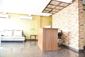 Reception - Hotel FloraInn (Gurugram)