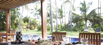 Villa ved stranden med basseng og fullt personale