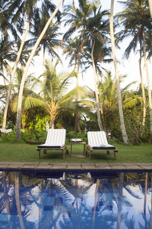 Outdoor pool - Beachfront villa with pool and full staff (Maggona)