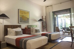 4 bedrooms, free WiFi, bed sheets - Beachfront villa with pool and full staff (Maggona)