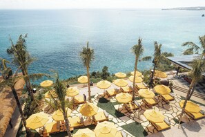 Outdoor pool, pool loungers - Ulu Cliffhouse (Pecatu)