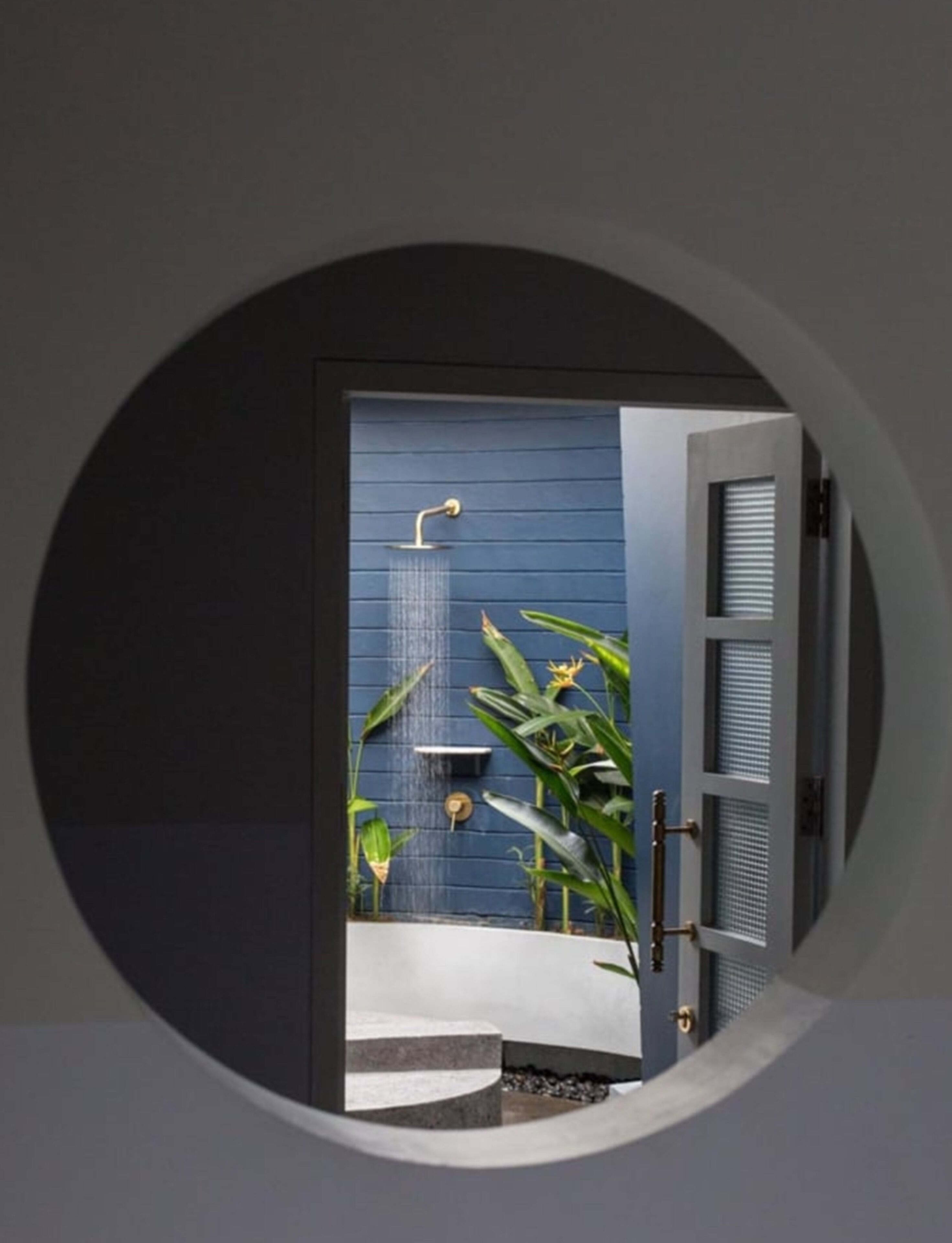 Vista circular de un baño moderno con ducha, lavabo e inodoro.