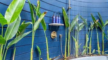 Dreamlands | Bathroom | Shower, hair dryer, towels, soap