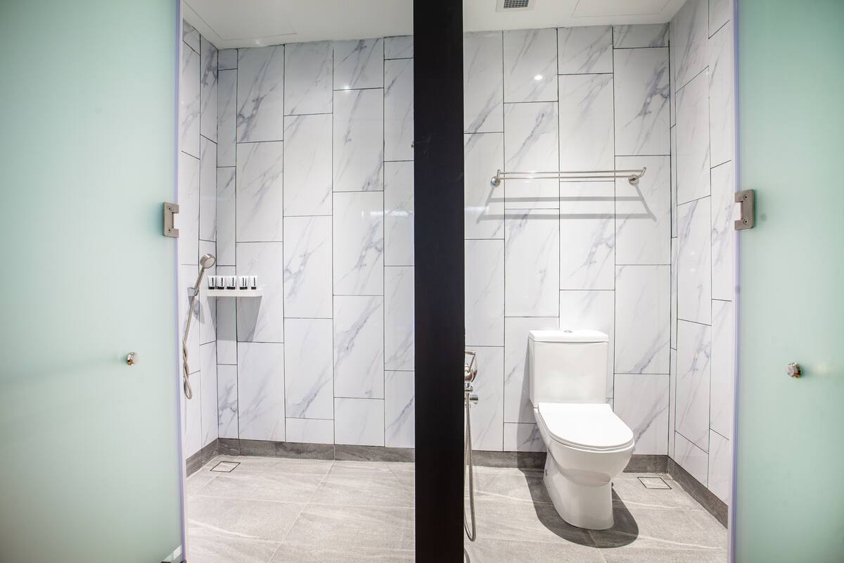executive family | bathroom | shower, free toiletries, hair dryer, soap
