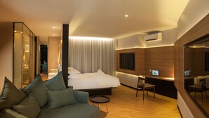 Suite | Skrivebord, strykejern/-brett, wi-fi (inkludert) og sengetøy