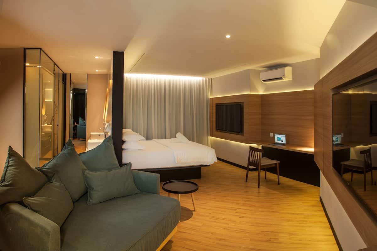 mini suite | desk, iron/ironing board, free wifi, bed sheets