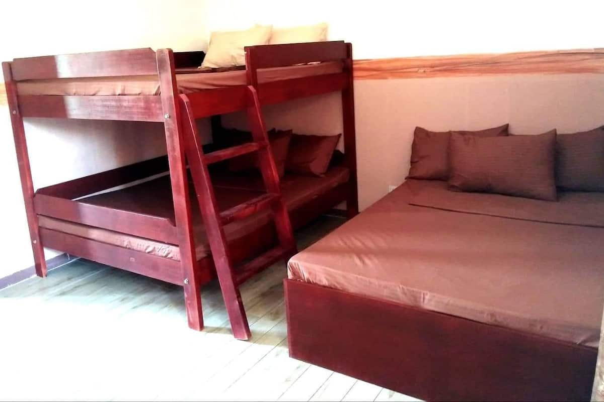 1 habitación y espacio para trabajar con laptop