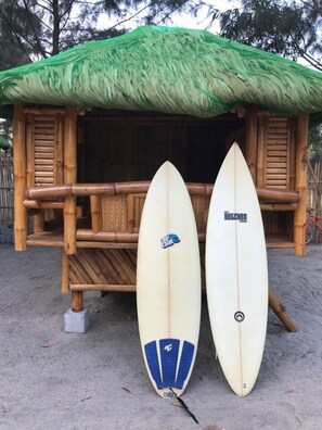 Two surfboards in front of a wooden hut with a thatched roof. - Camp Rofelio Surfing Beach Resort (San Felipe)