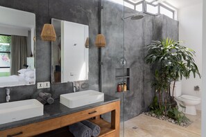 Luxury Villa, 5 Bedrooms, Garden View, Private Pool | Bathroom | Hair dryer, towels, soap, shampoo - Mandala The Home (Canggu)