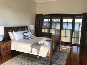 5 slaapkamers, een strijkplank/strijkijzer, reisbedje, wifi