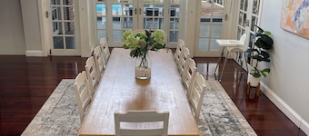Alices Lake House, Speers Point, Lake Macquarie water views & indoor pool,