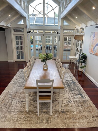 Alices Lake House, Speers Point, Lake Macquarie water views & indoor pool,