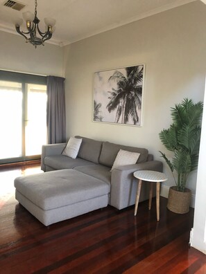 Smart TV, fireplace - SPEERS POINT - Water Views, Pool, Sleeps 12, 8 Beds, Great for Families/groups (Speers Point)