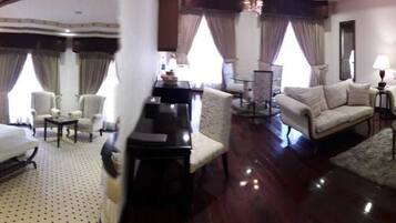 Business Suite | Living area