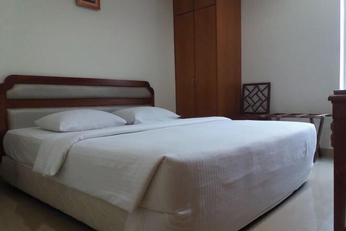 Desk, WiFi (free), bed sheets