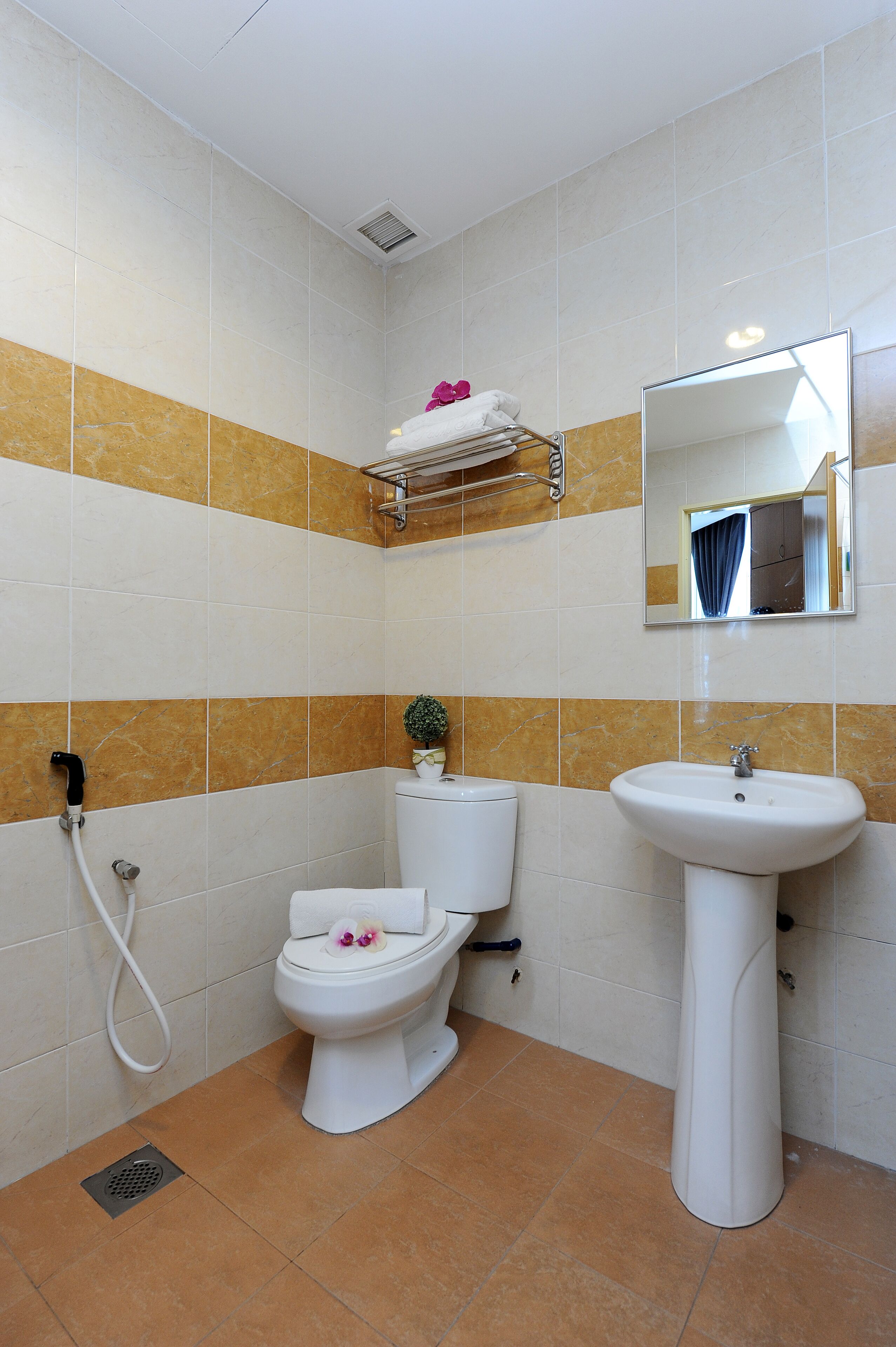Un baño con inodoro, lavabo y ducha.