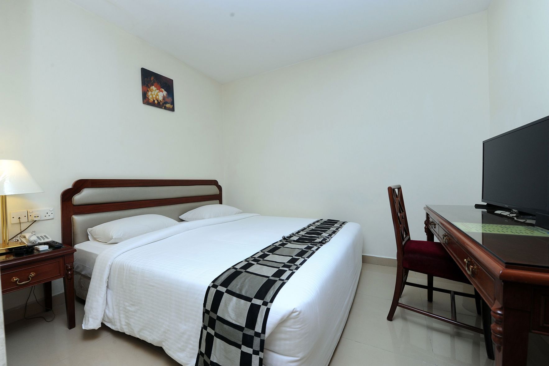Desk, free WiFi, bed sheets