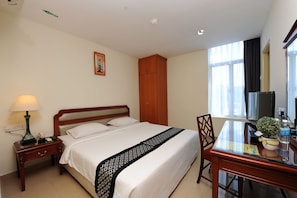 Een bureau, gratis wifi, beddengoed