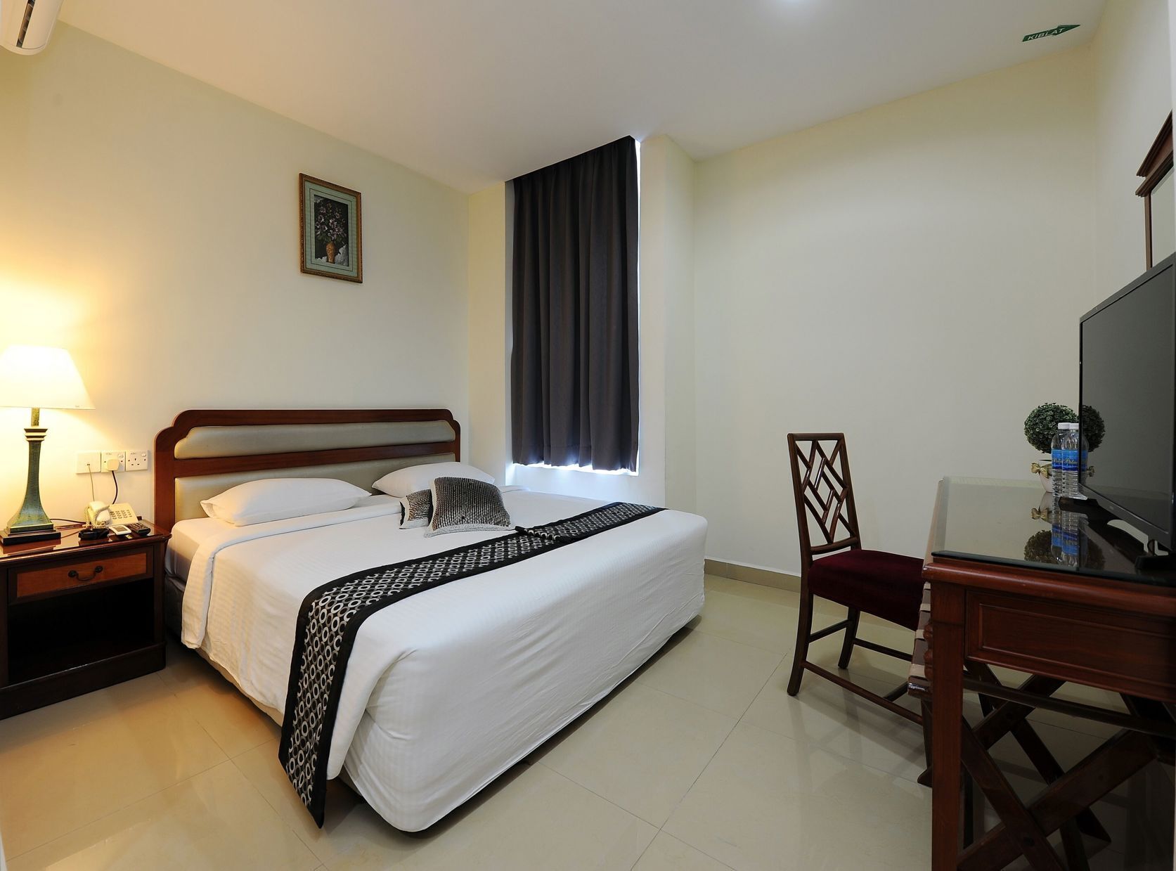 Desk, free WiFi, bed sheets