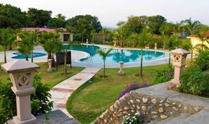 Outdoor pool - Nadiya Parao Resort, Corbett (Ramnagar)