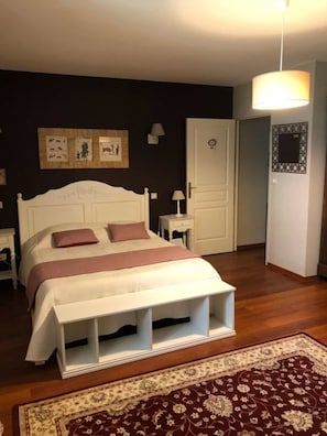 Individually decorated, individually furnished, soundproofing - Mas de la Respelido (Cabannes)