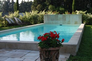 Piscine extérieure (ouverte en saison), chaises longues