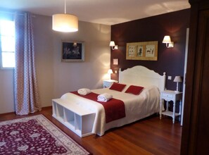 Double Room (Mireille) | Individually decorated, individually furnished, soundproofing