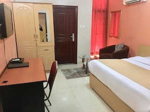 Minibar, in-room safe, free WiFi, bed sheets