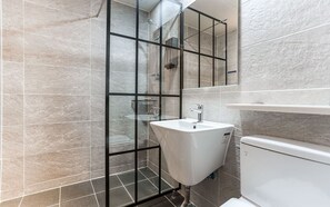 Shower, free toiletries, hair dryer, towels - Hotel Juno (Gangneung)