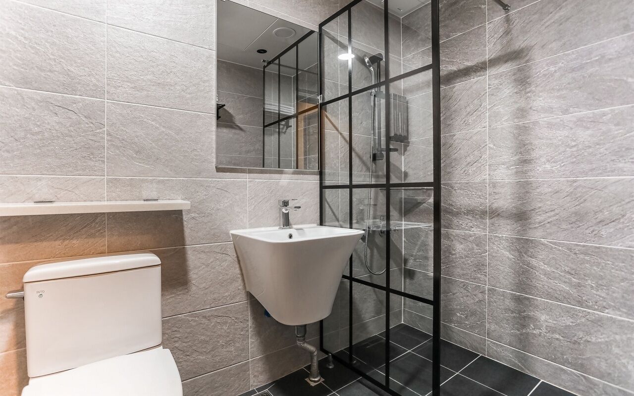 lake double | bathroom | shower, free toiletries, hair dryer, towels