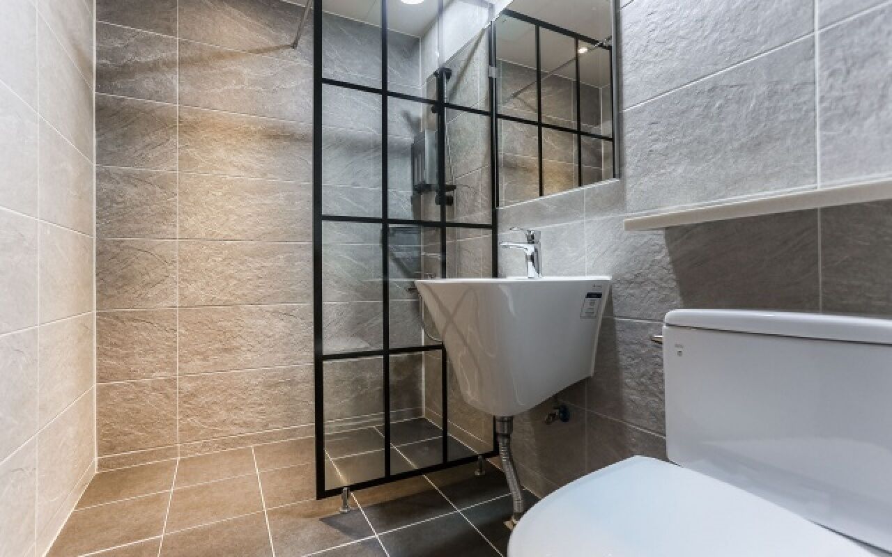 lake twin | bathroom | shower, free toiletries, hair dryer, towels