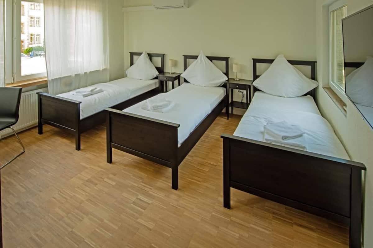 Chambre Triple, salle de bains commune | Chambres insonorisées, lits bébé (en supplément)