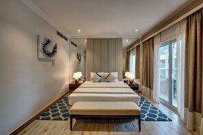 Desk, free WiFi - ENCHANTING HOTEL ROOM (BRAND NEW HOTEL) NEAR MALL OF THE EMIRATES, DUBAI (Al Barsha)