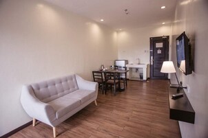 套房 (Pina) | 起居区 | 32-英寸LED 电视 （配备有线频道）、电视