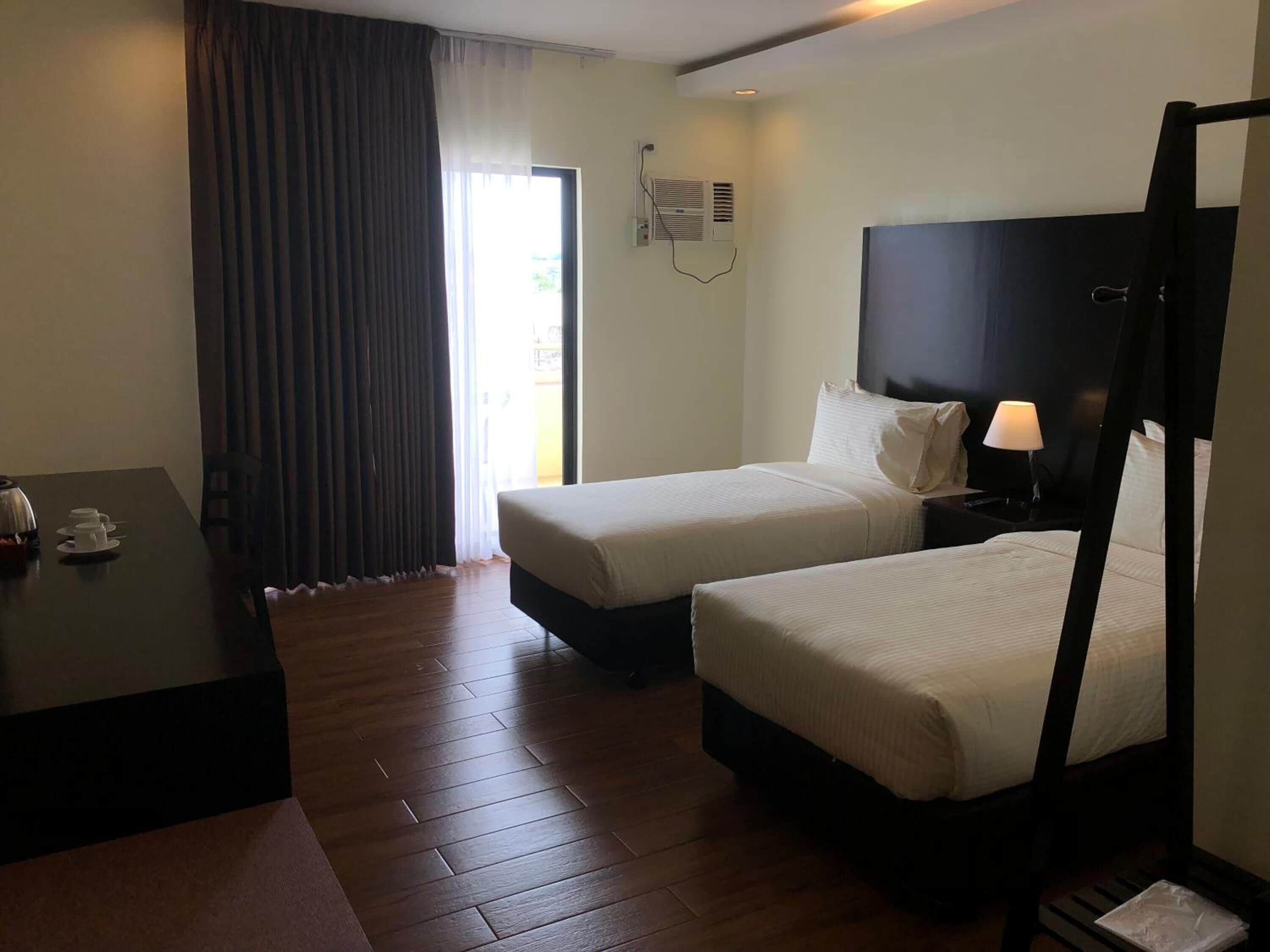 Värdeförvaringsskåp på rummet, skrivbord och mörkläggningsgardiner