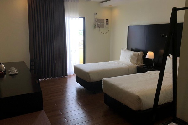 Värdeförvaringsskåp på rummet, skrivbord och mörkläggningsgardiner