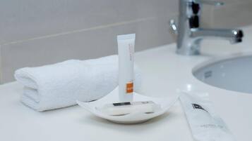 Dusche, kostenlose Toilettenartikel, Haartrockner, Hausschuhe