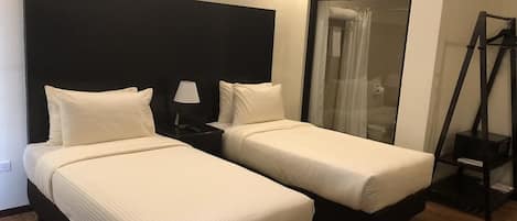 Deluxe Double or Twin Room | In-room safe, desk, blackout drapes, soundproofing