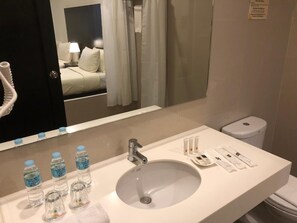 Shower, free toiletries, hair dryer, slippers - Piña Suites (Ormoc)