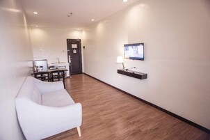 套房 (Pina) | 客房内保险箱、办公桌、遮光窗帘、隔音