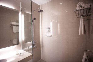 Pina Suite | Bathroom | Shower, free toiletries, hair dryer, slippers - Piña Suites (Ormoc)