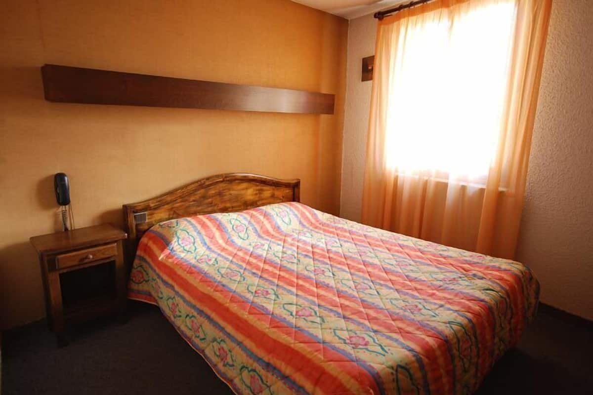 Een bureau, gratis wifi, beddengoed