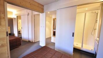 Familiekamer | Een bureau, gratis wifi, beddengoed