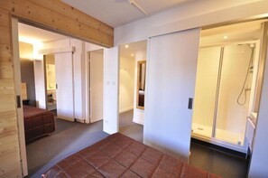 Familiekamer | Een bureau, gratis wifi, beddengoed