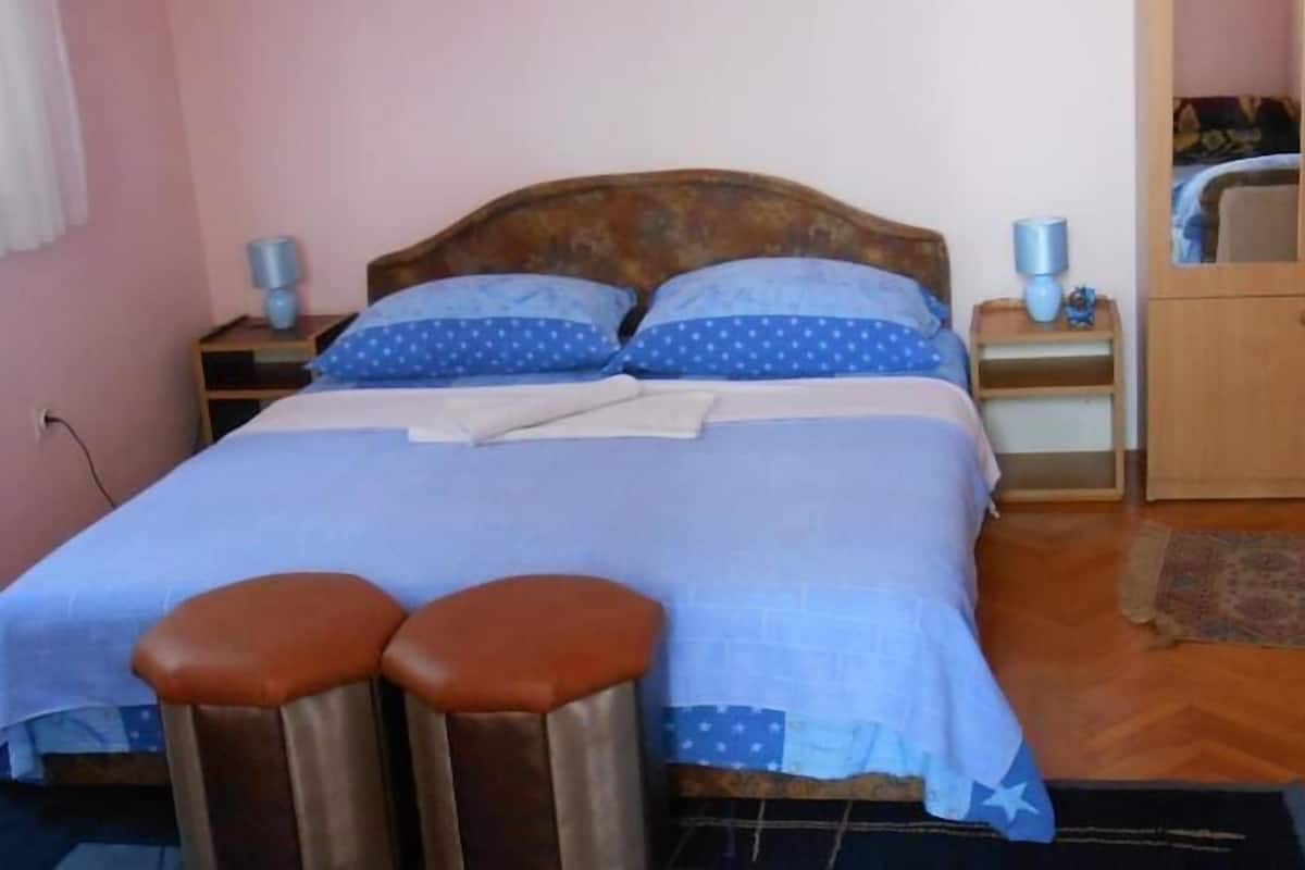 Klassieke kamer, 1 twee- of 2 eenpersoonsbedden | 1 slaapkamer, geluiddichte muren, een strijkplank/strijkijzer