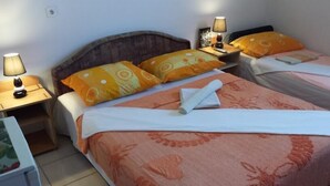 Gemeinsamer Schlafsaal, Gemeinschaftsbad | Schallisolierte Zimmer, Bügeleisen/Bügelbrett, kostenloses WLAN